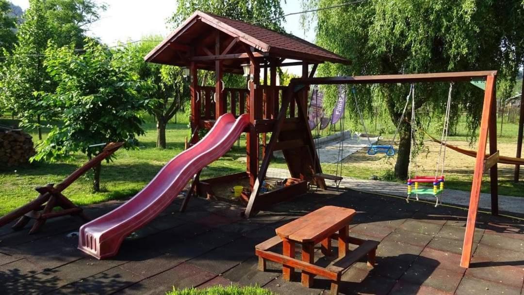 Holiday Vendeghaz Es Szabadidokert Jardanhaza Dış mekan fotoğraf